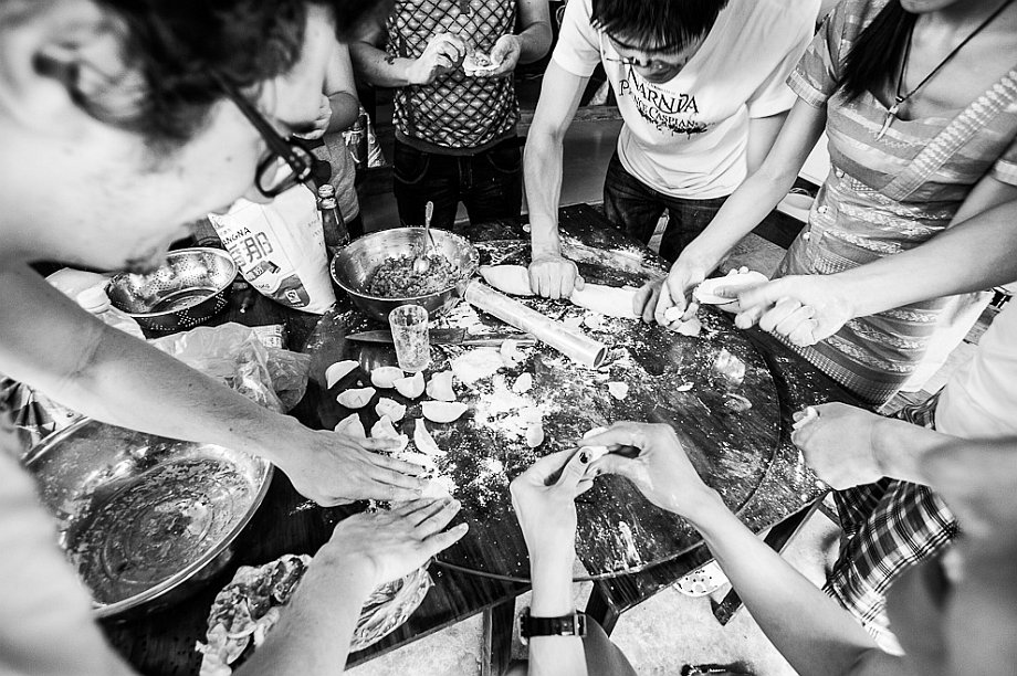 Jianshui, turyści w hostelu wspólnie lepią pierogi na kolację (Yunnan (Chiny) 2012, część 2/2)